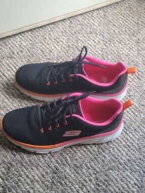 Like NEW! Skechers Women’s Black Athletic Sneakers with Pink Lining